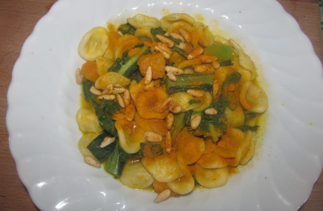 Orecchiette con zucca, cavolo nero, pinoli e curcuma