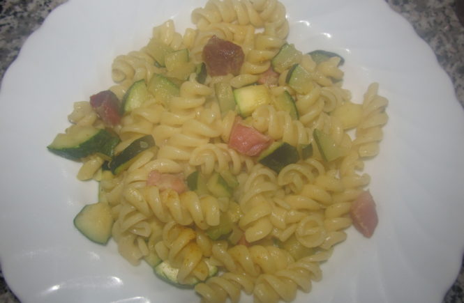 Fusilli con zucchine, prosciutto crudo, zenzero e curry