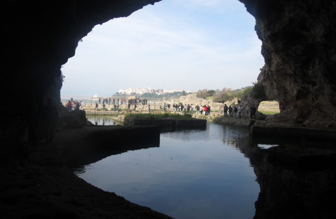 Sperlonga: il suono del mare, una bianca luce e il fascino di antiche leggende