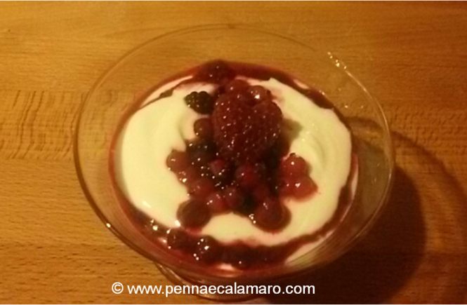 Dessert allo yogurt bulgaro con frutti di bosco