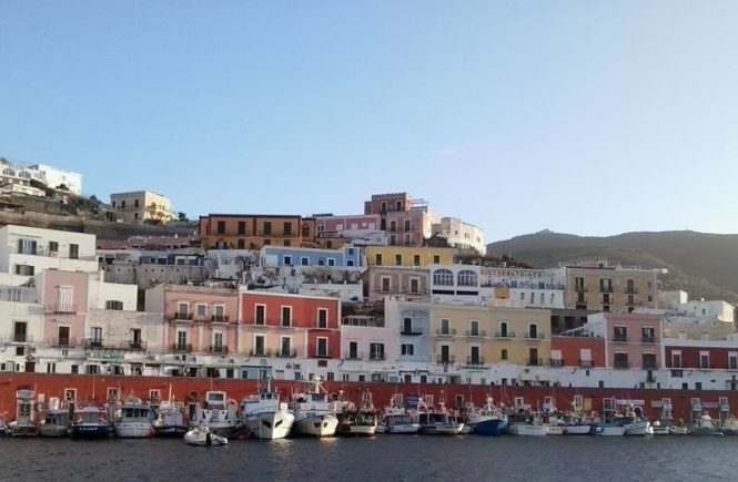 Confinati per due giorni a Ponza, l’isola “lunata”