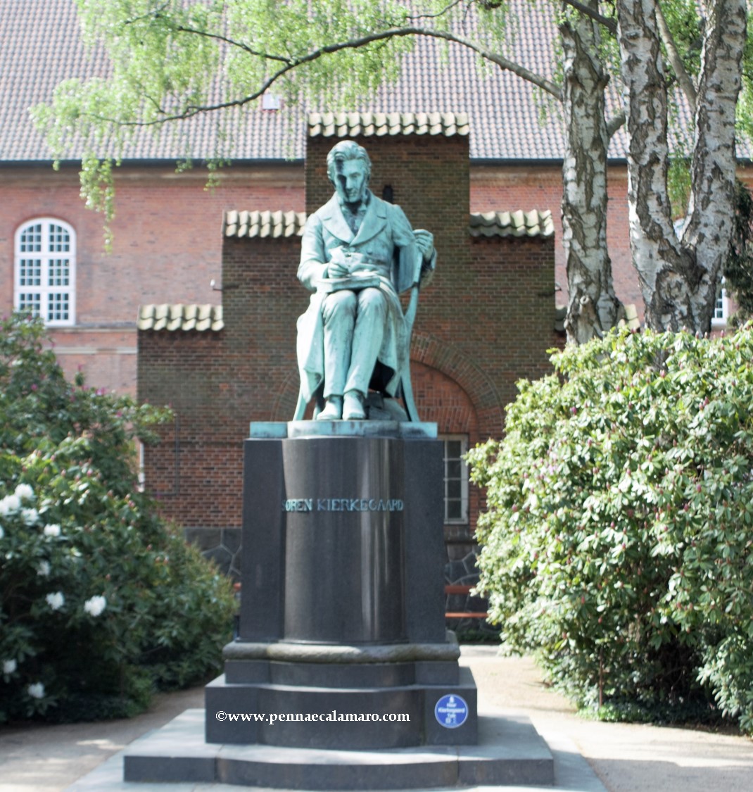 kierkegaard statua con logo